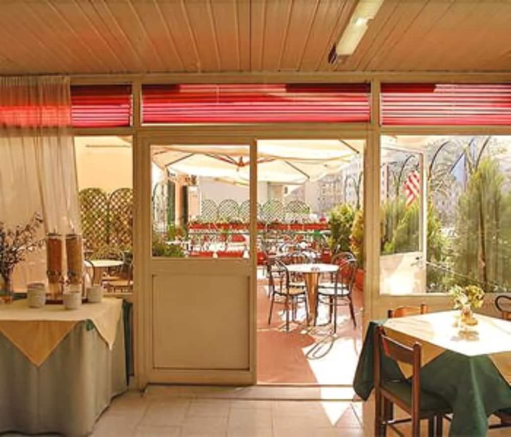 Cesare Augusto Hotel Napels Buitenkant foto